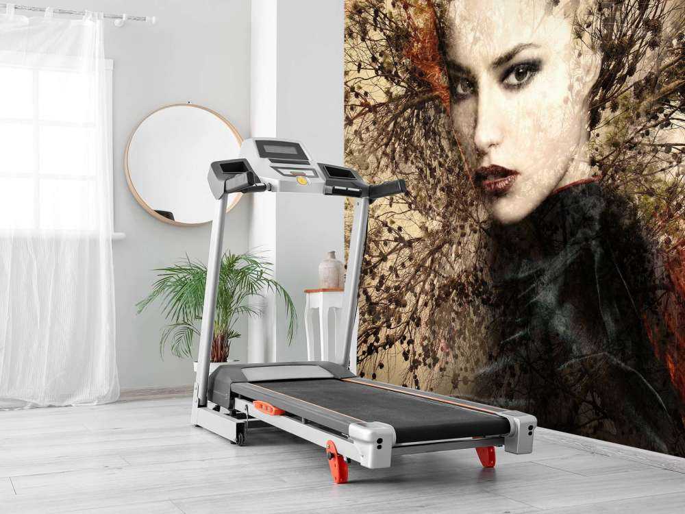 Femme et branches gracieuses