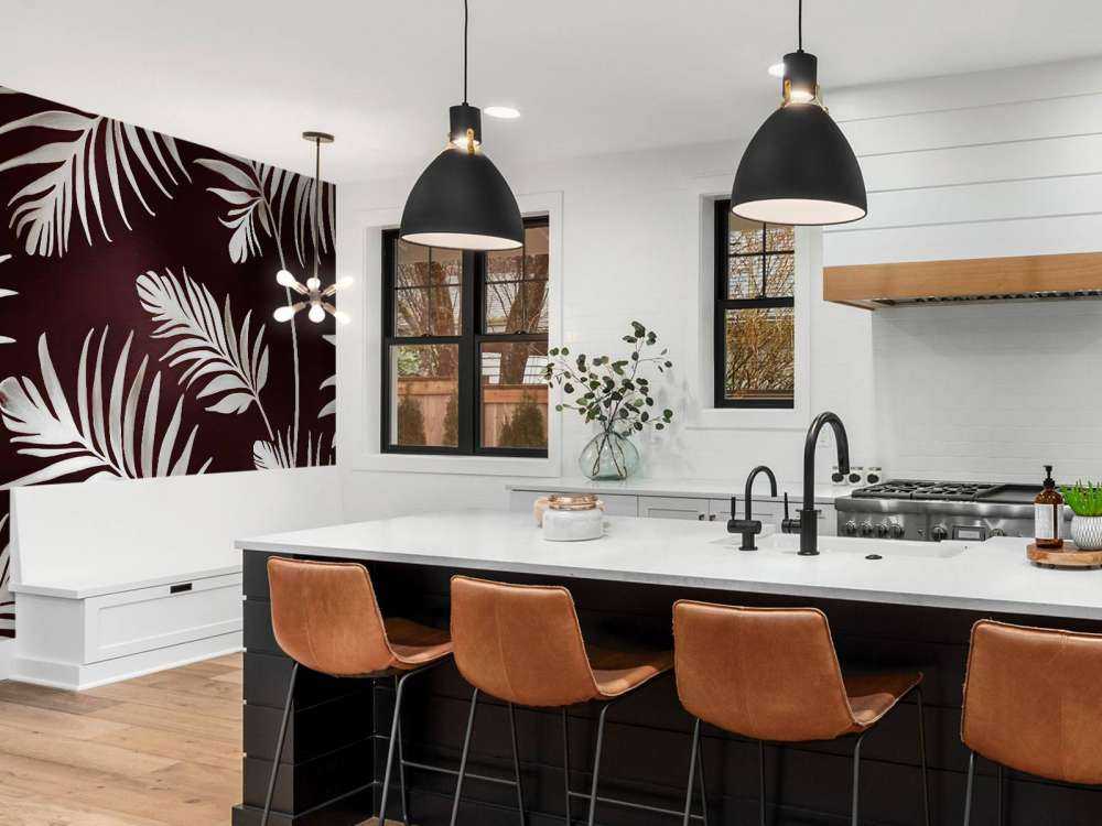 Feuilles dorées sur un bleu profond et sombre