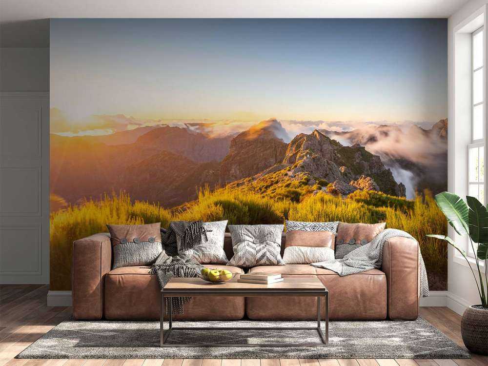 Lever de soleil au-dessus d'un sentier de montagne et des nuages.