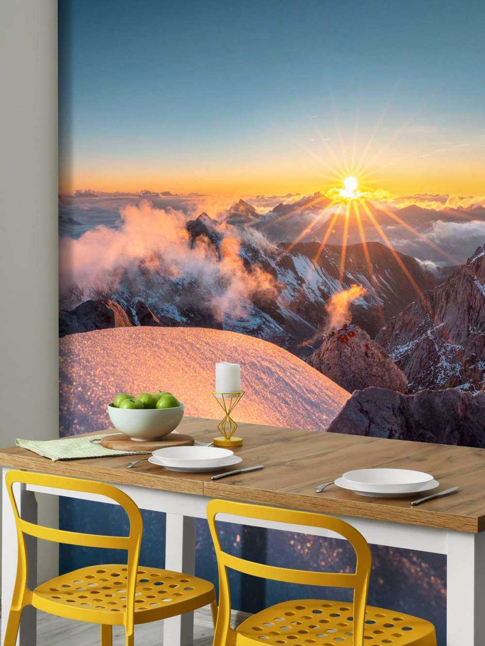 Soleil d'or sur les sommets des montagnes
