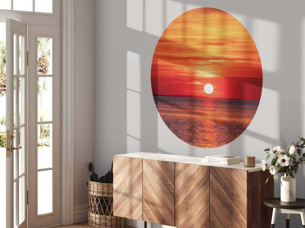 Coucher de soleil rouge feu sur une mer calme