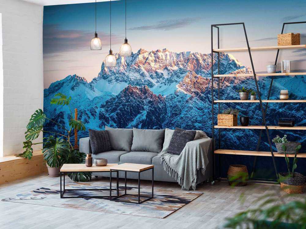 Lueur du soir sur les sommets enneigés