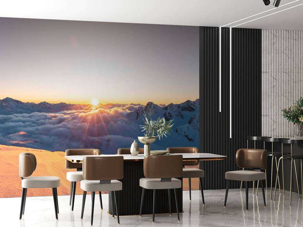 Lumière du soleil au-dessus de la couche nuageuse dans les montagnes.