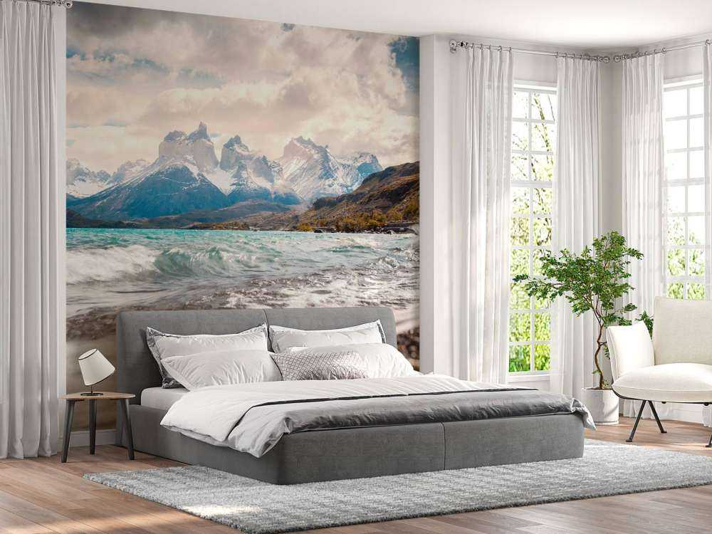 Lac de glacier clair avec des sommets de montagne