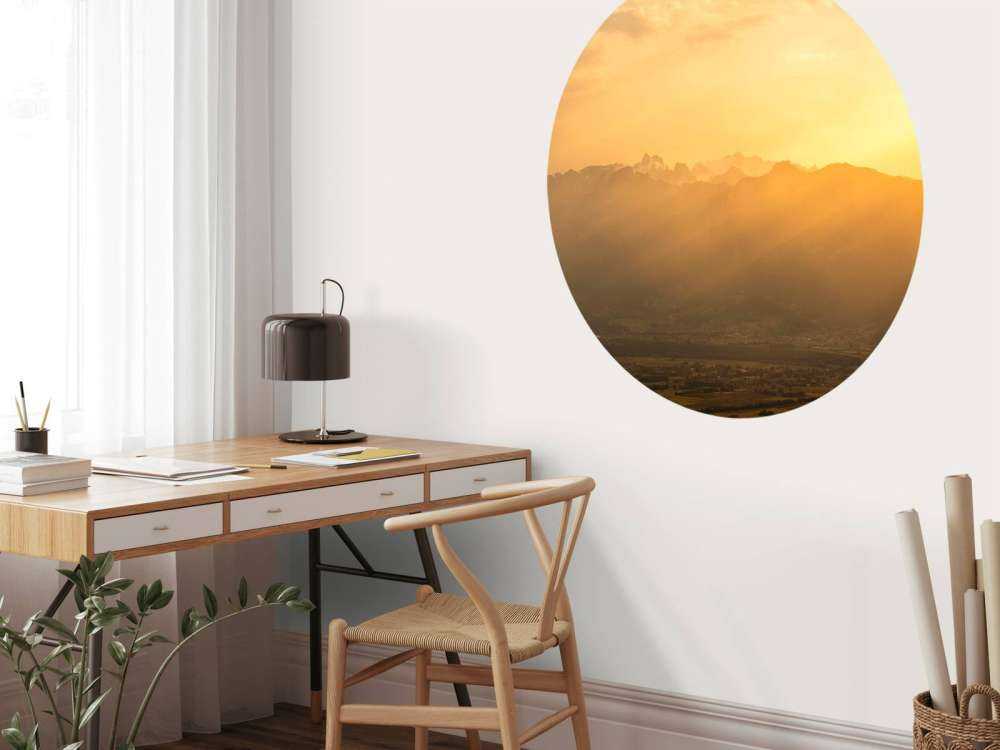 Lumière dorée du soleil sur la vallée de montagne