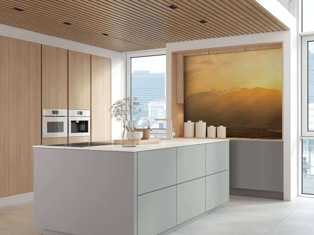 Lumière dorée du soleil sur la vallée de montagne