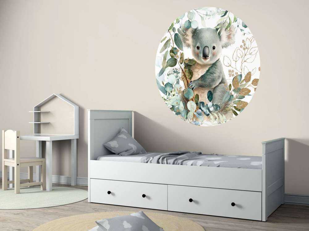 Koala mignon dans l'eucalyptus