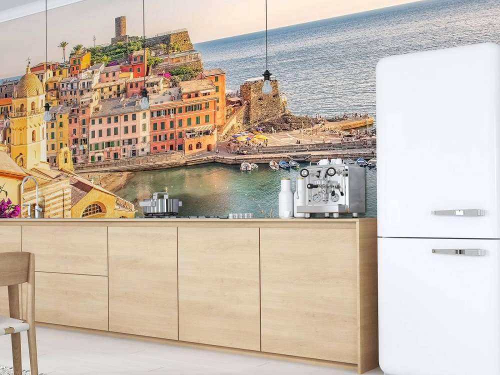 Lumière d'été sur une ville portuaire colorée