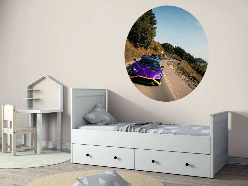 Convoi de supercars à travers les montagnes