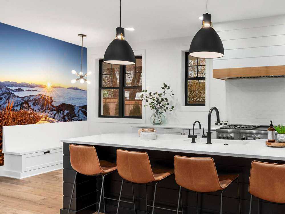 Lever de soleil au-dessus d'une prairie de montagne en hiver