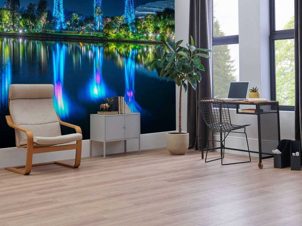 Arbres lumineux futuristes au bord de l'eau.