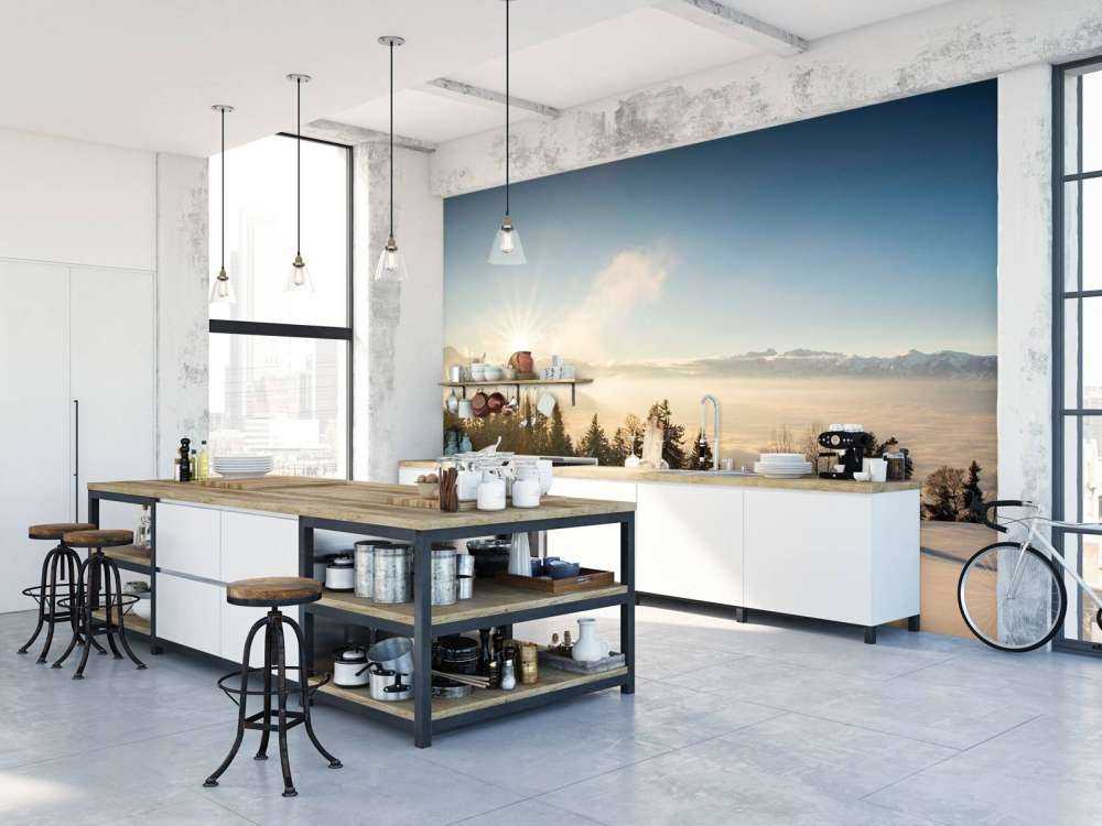 Lever de soleil au-dessus d'une forêt de sapins enneigée.