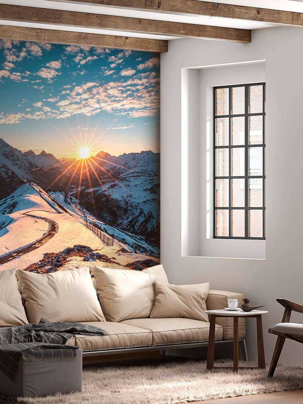 Sentier sinueux sous le soleil de montagne enneigée.