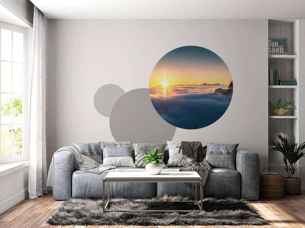 Lever de soleil au-dessus de la mer de nuages et des sommets de montagne.