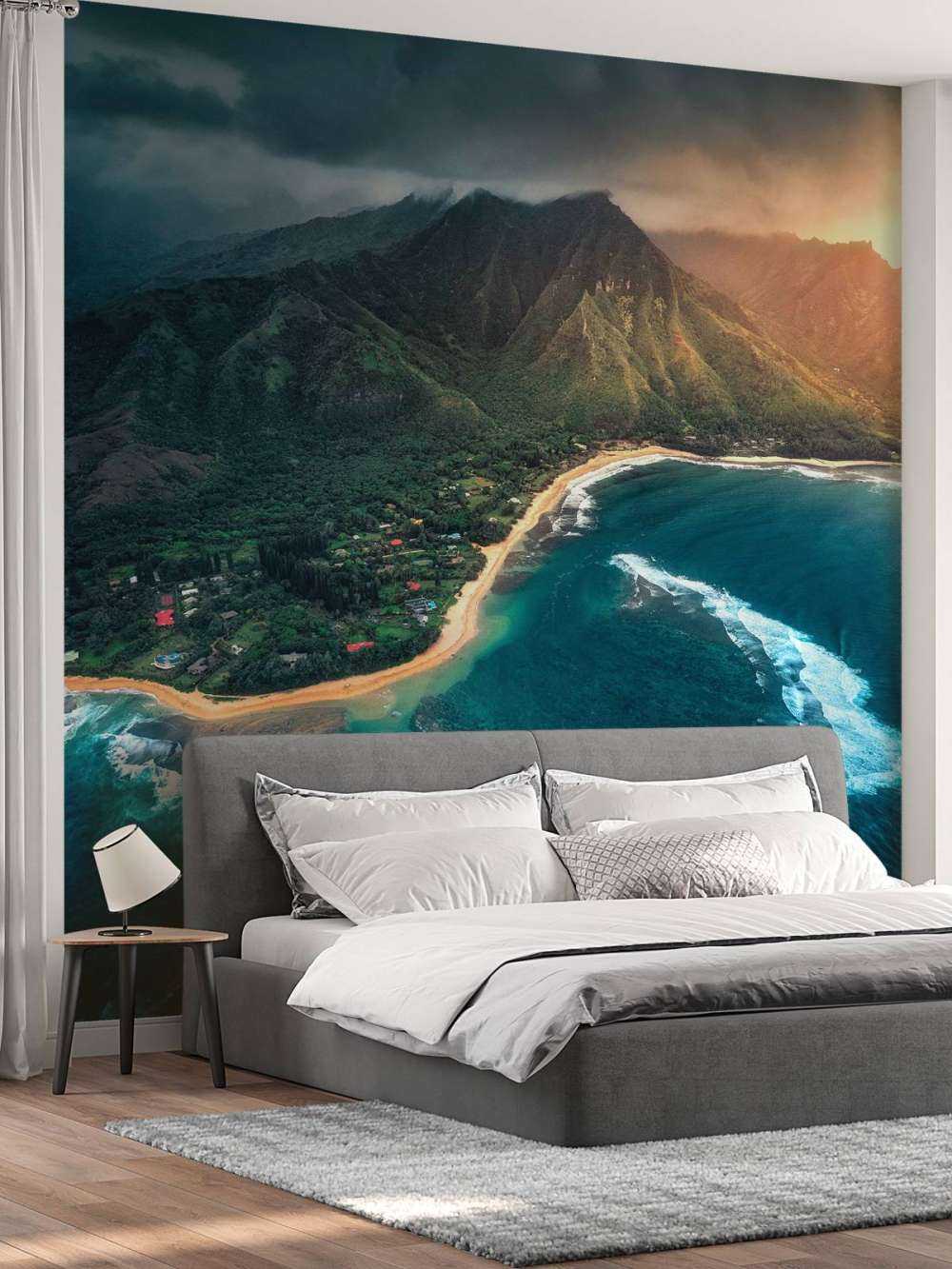 Littoral tropical sous un ciel menaçant.