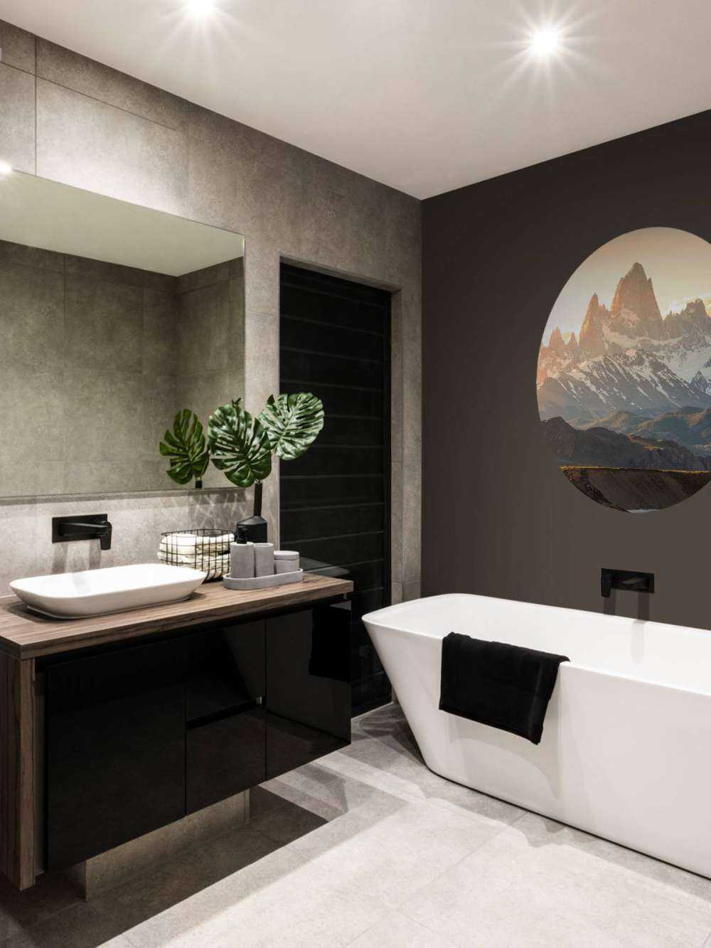 Lever de soleil doré dans la vallée de montagne