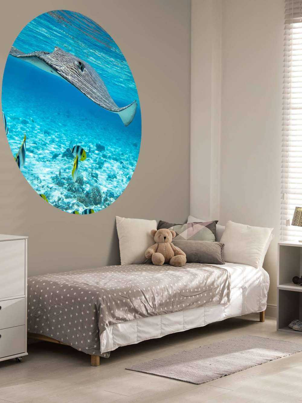 Pastenague parmi les poissons coralliens