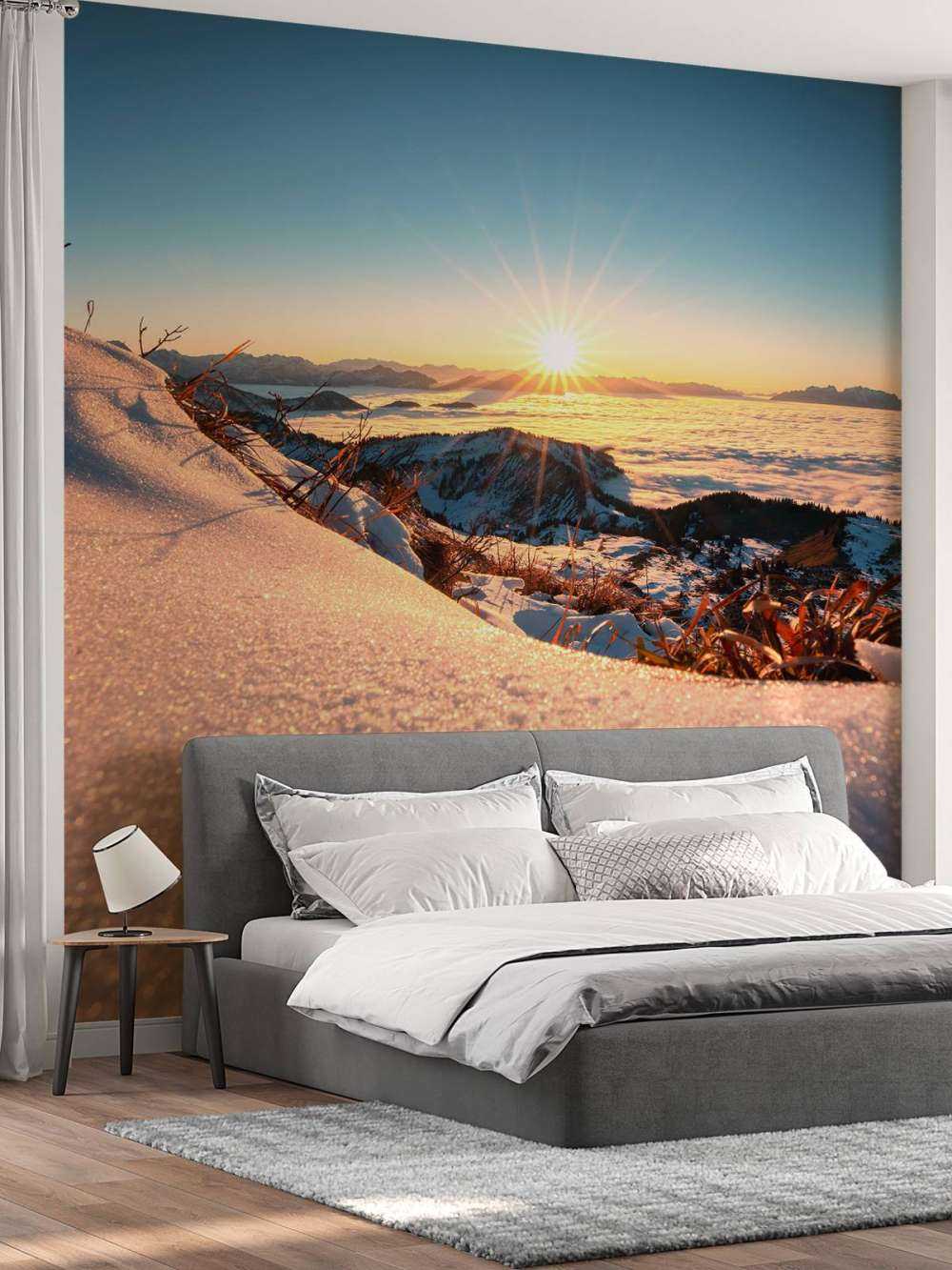 Lumière du soleil sur une pente alpine enneigée.