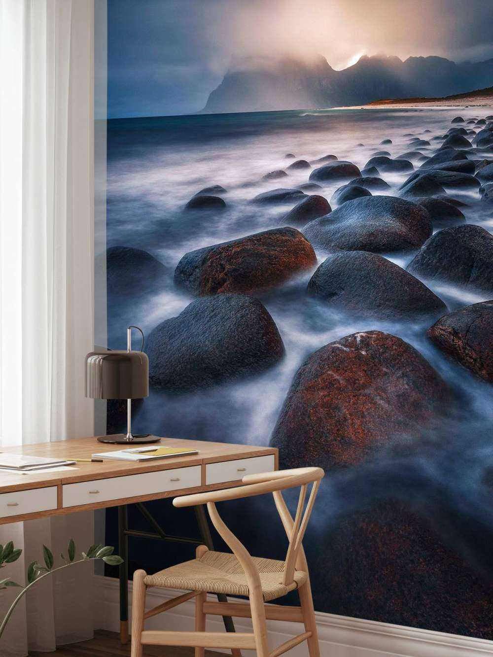 Lumière du soir sur une côte rocheuse accidentée