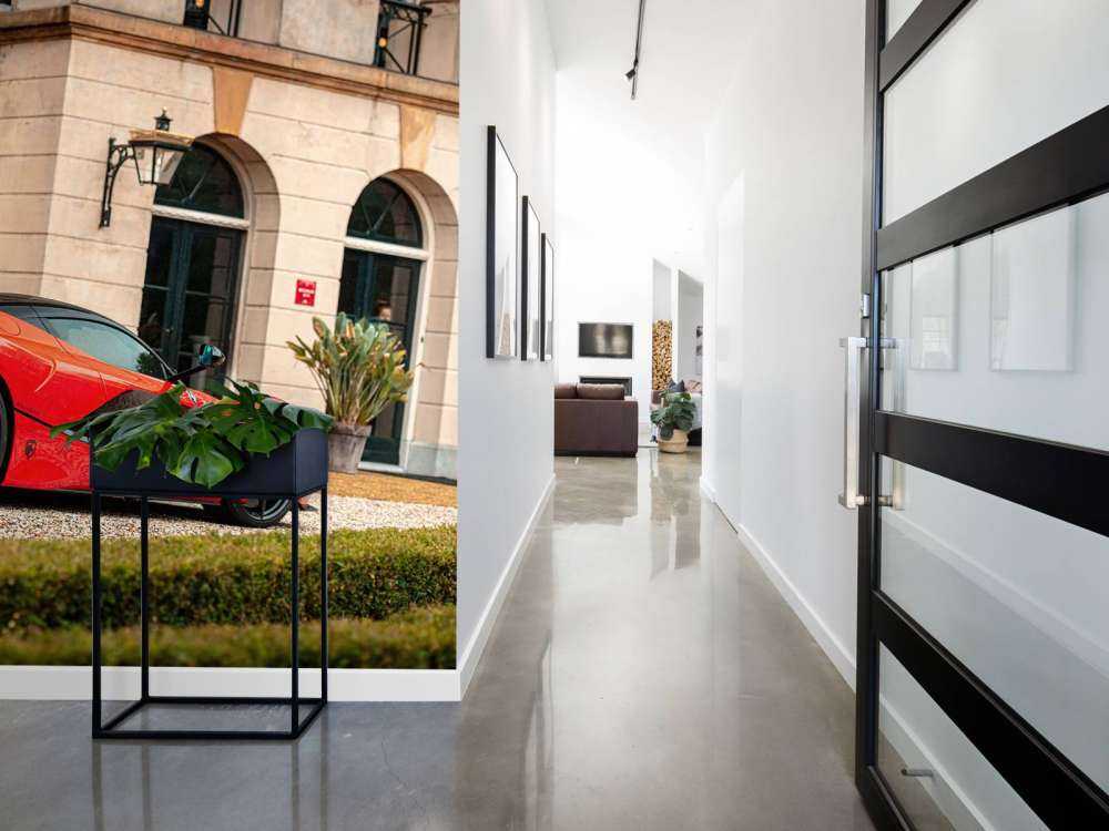 Ferrari laFerrari devant une villa de luxe