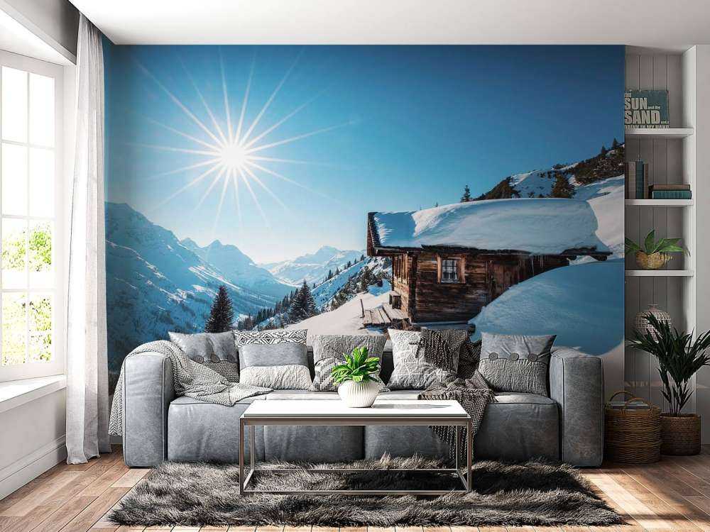 Soleil d'hiver au-dessus de la cabane en bois.