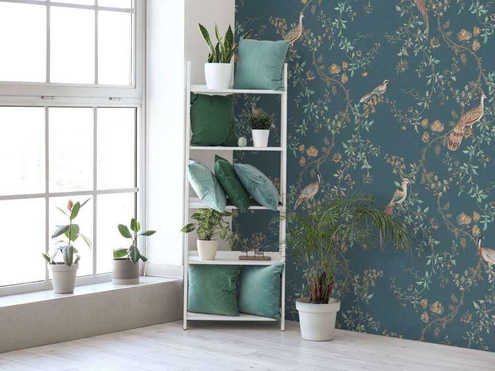 Faisans dans la splendeur des fleurs bleu nuit.