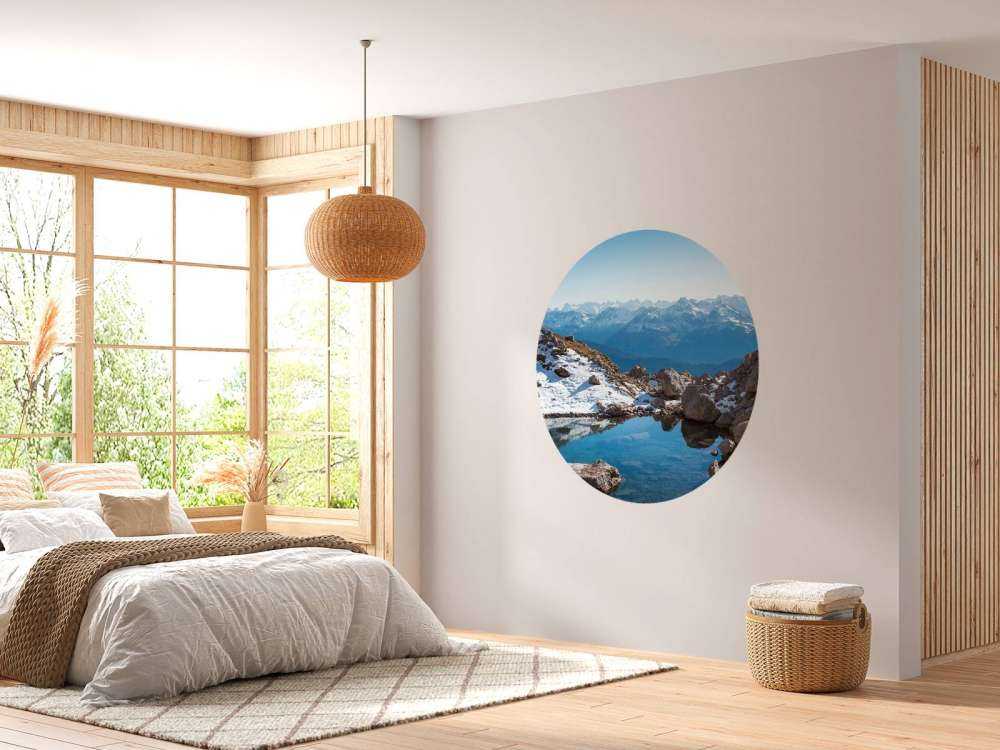 Lac de montagne entre les sommets enneigés.