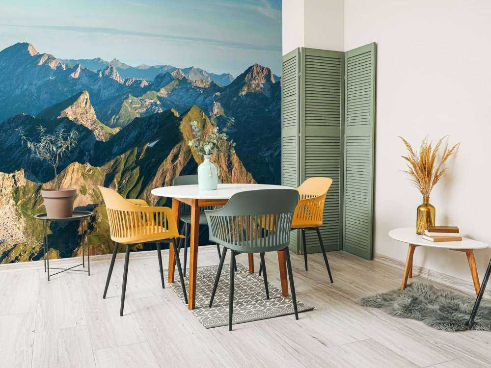 Lueur estivale sur la crête de la montagne.