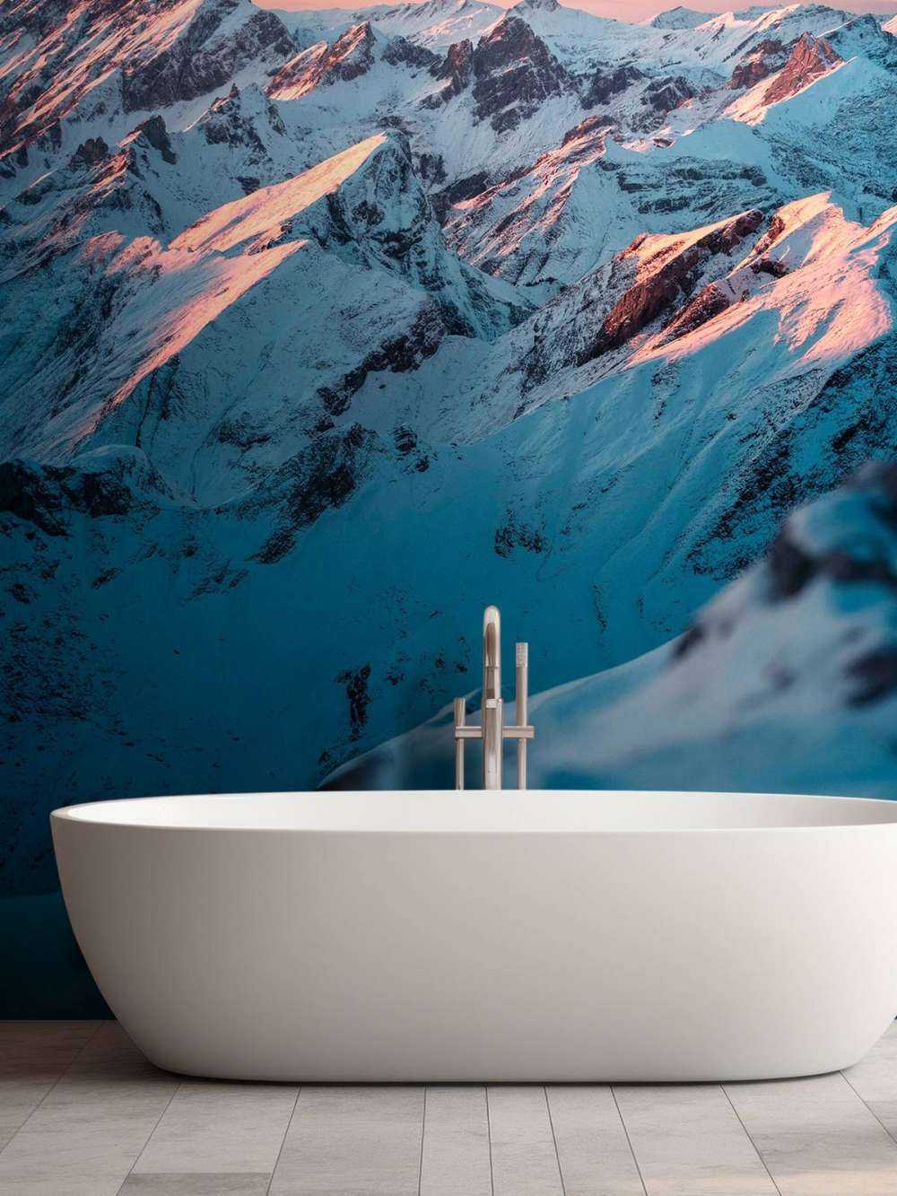 Montagnes de neige sous un ciel du matin rose