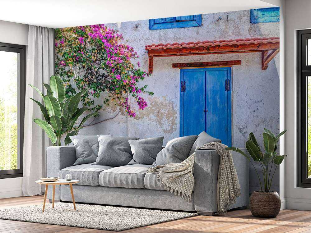 Porte bleue avec bougainvillier