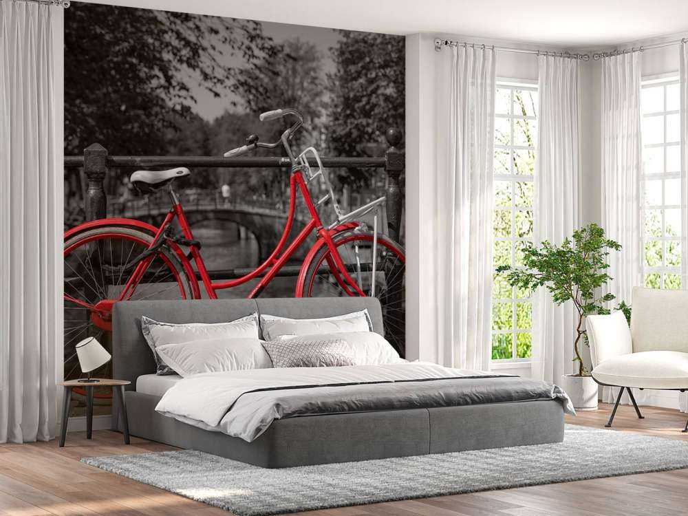 Vélo rouge sur le pont