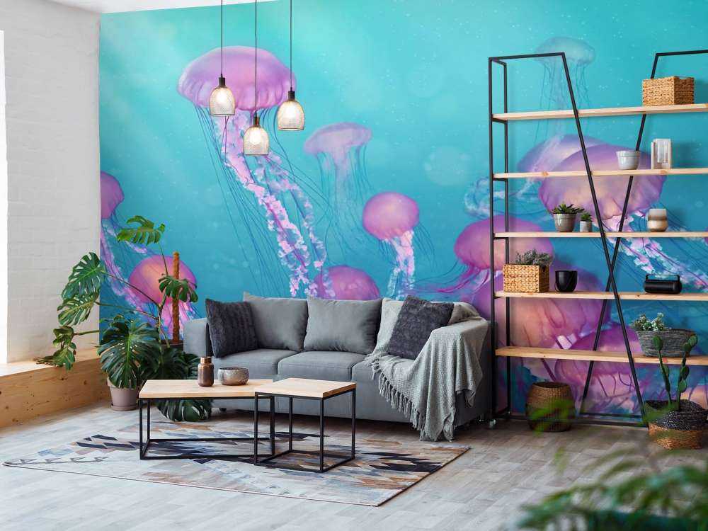 Méduse rose dans la mer bleue