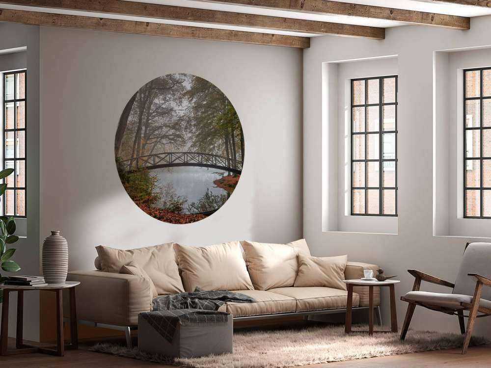 Petit pont entre les arbres