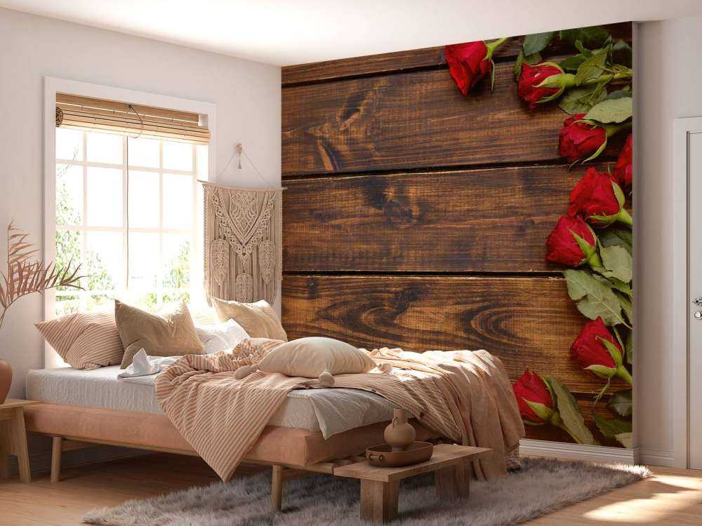 Roses rouges sur bois
