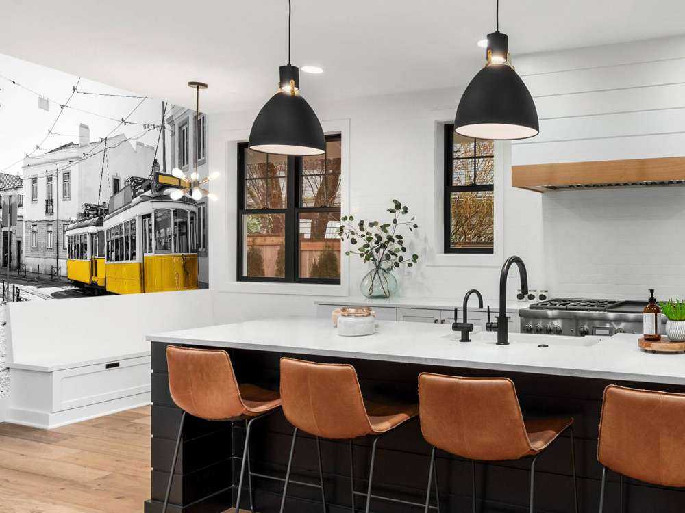 Tramway jaune dans une rue en noir et blanc