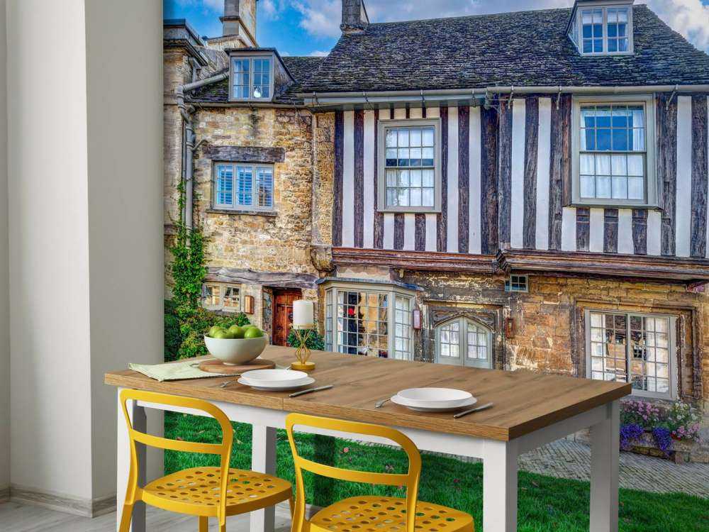 Maison à colombages historique avec façade en pierre