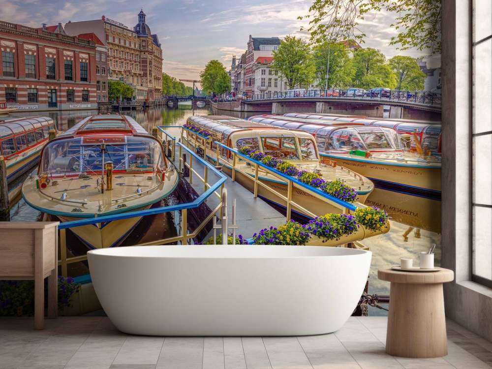Bateaux de croisière le long du canal de la ville