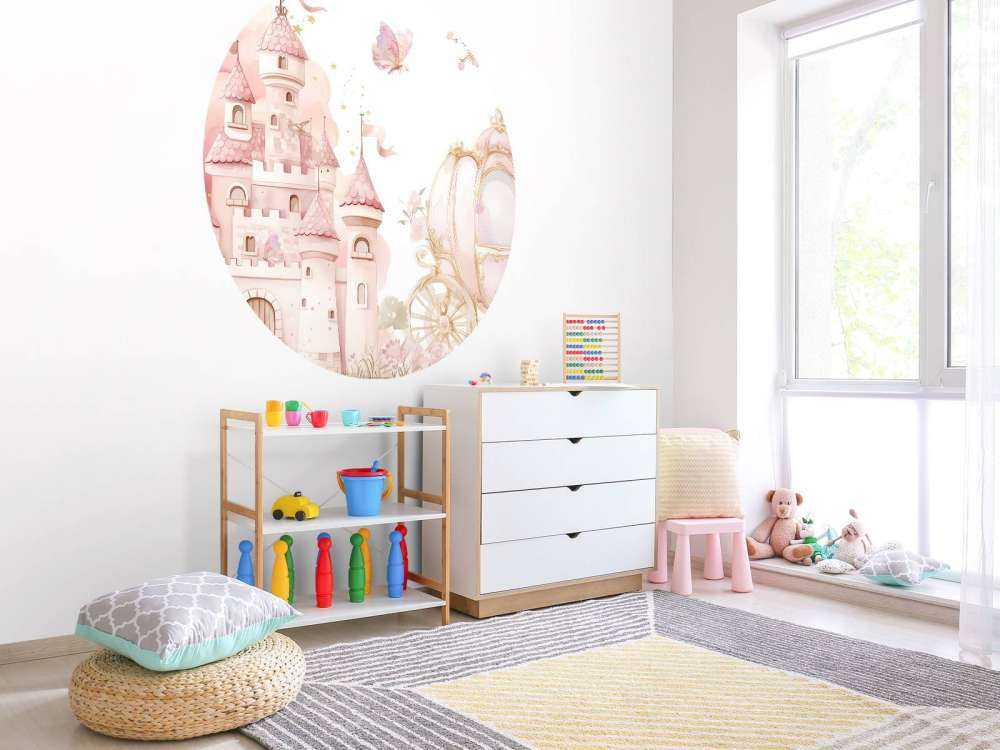 Château de contes de fées et carrosse de roses