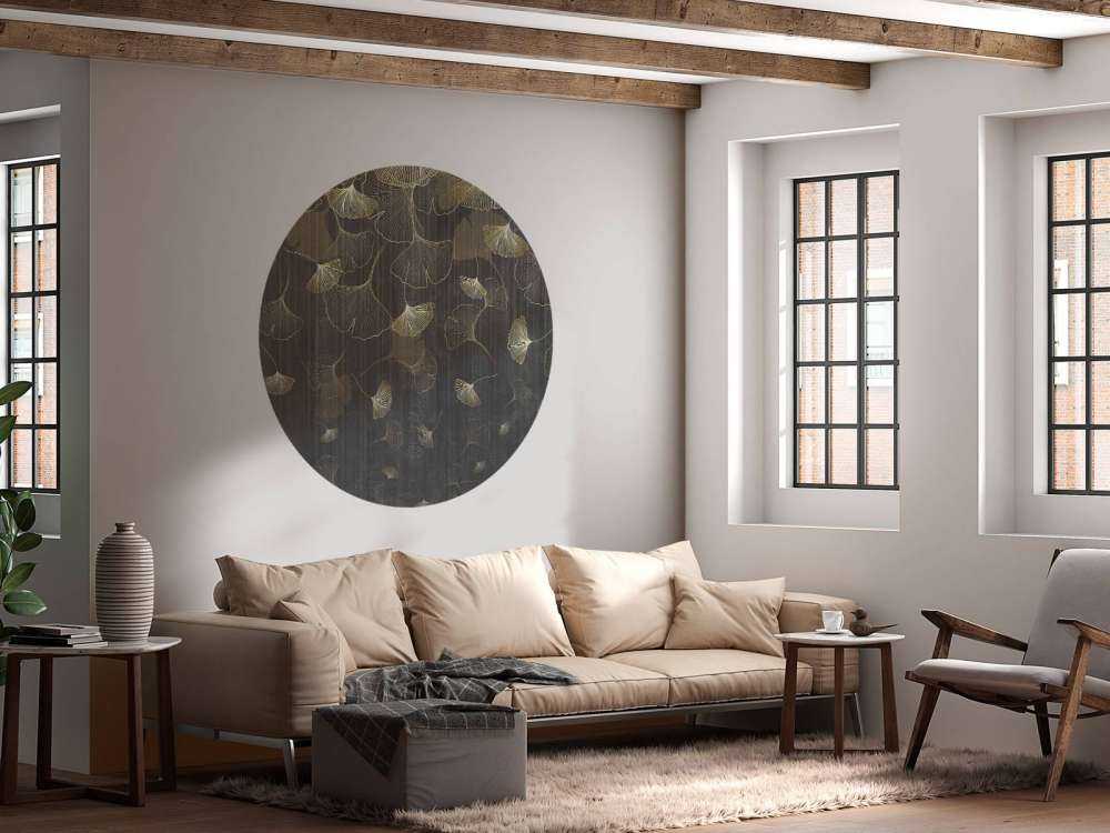 Feuilles de ginkgo dans une brume dorée