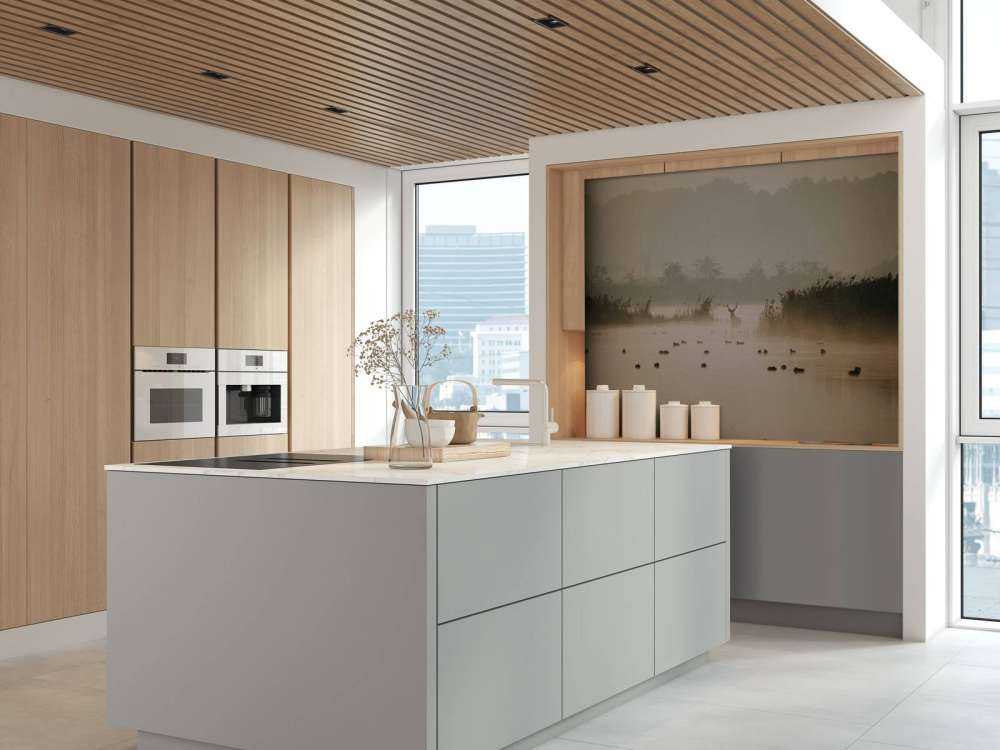 Hert dans un paysage aquatique brumeux