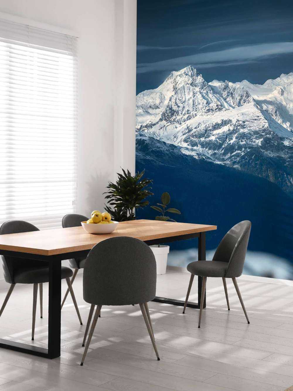 Les sommets bleu glace dans le silence