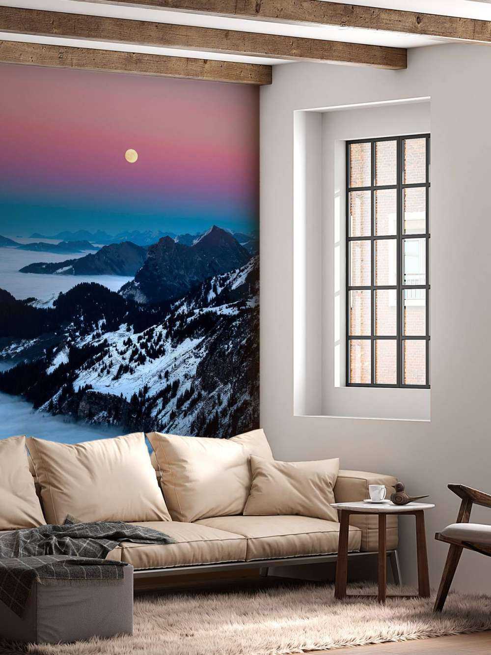 Lumière de lune sur les montagnes enneigées