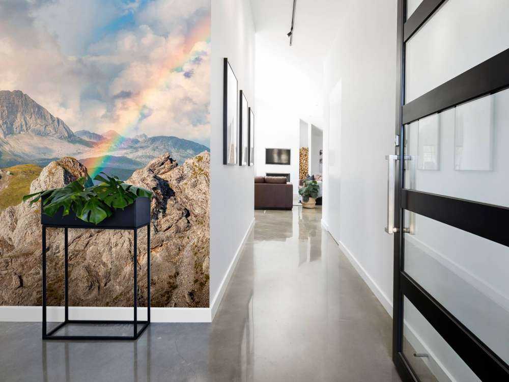 Lumière arc-en-ciel sur des montagnes sauvages.