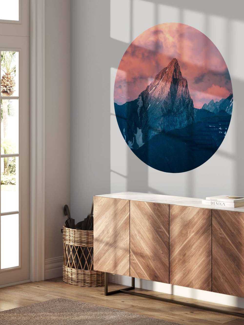 Cime de montagne dans la pénombre ardente