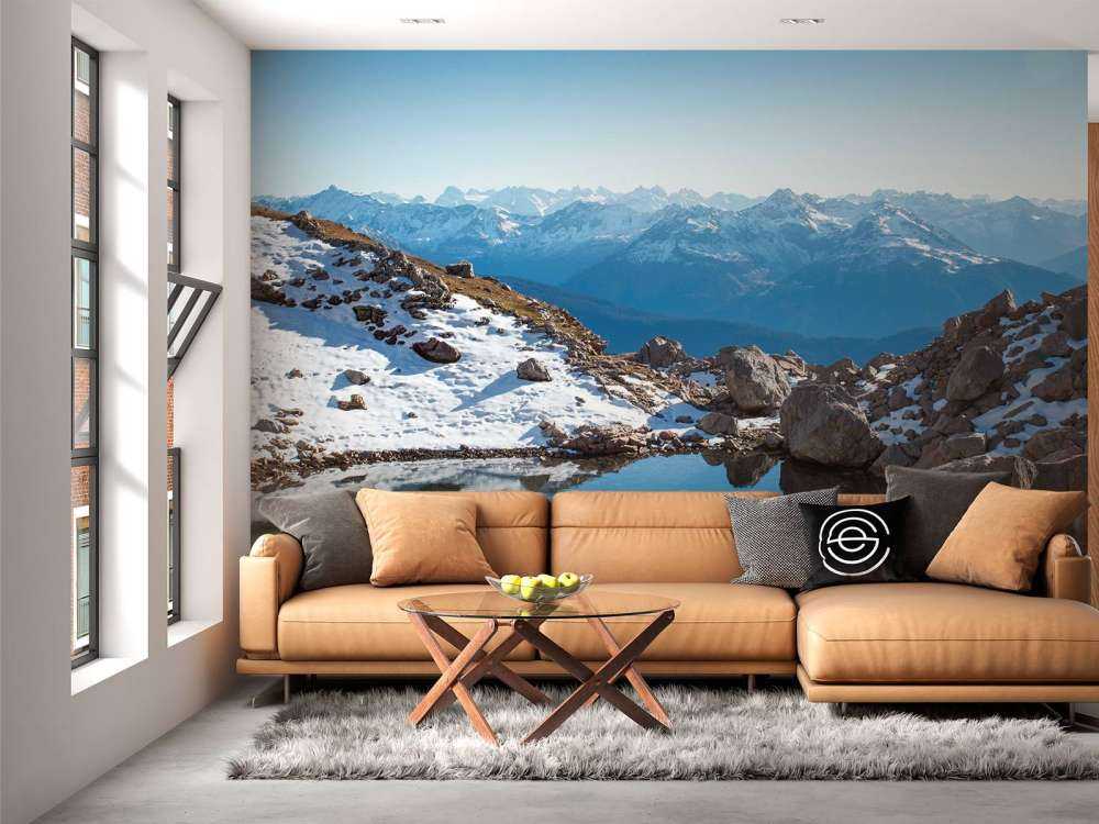 Lac de montagne entre les sommets enneigés.