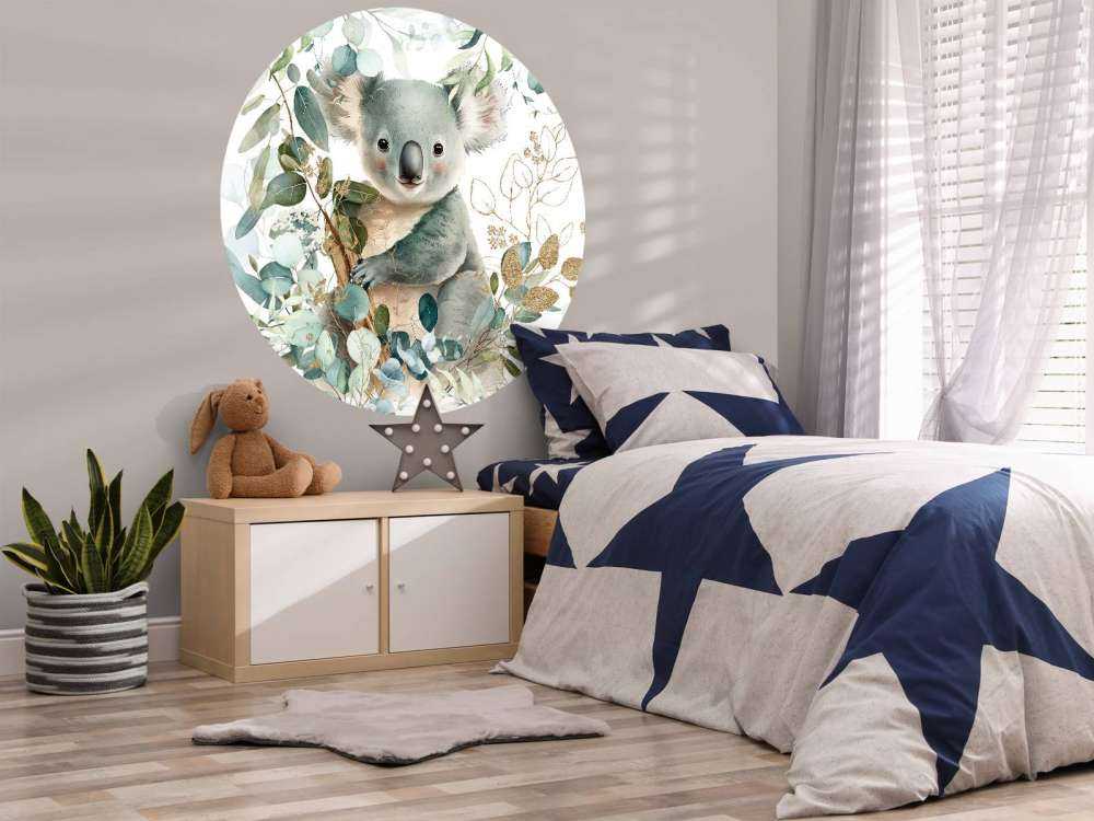 Koala mignon dans l'eucalyptus