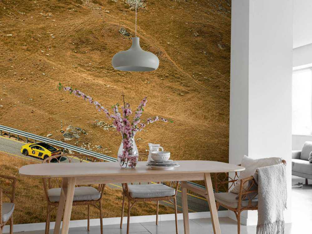 Audi R8 sur une route de montagne isolée