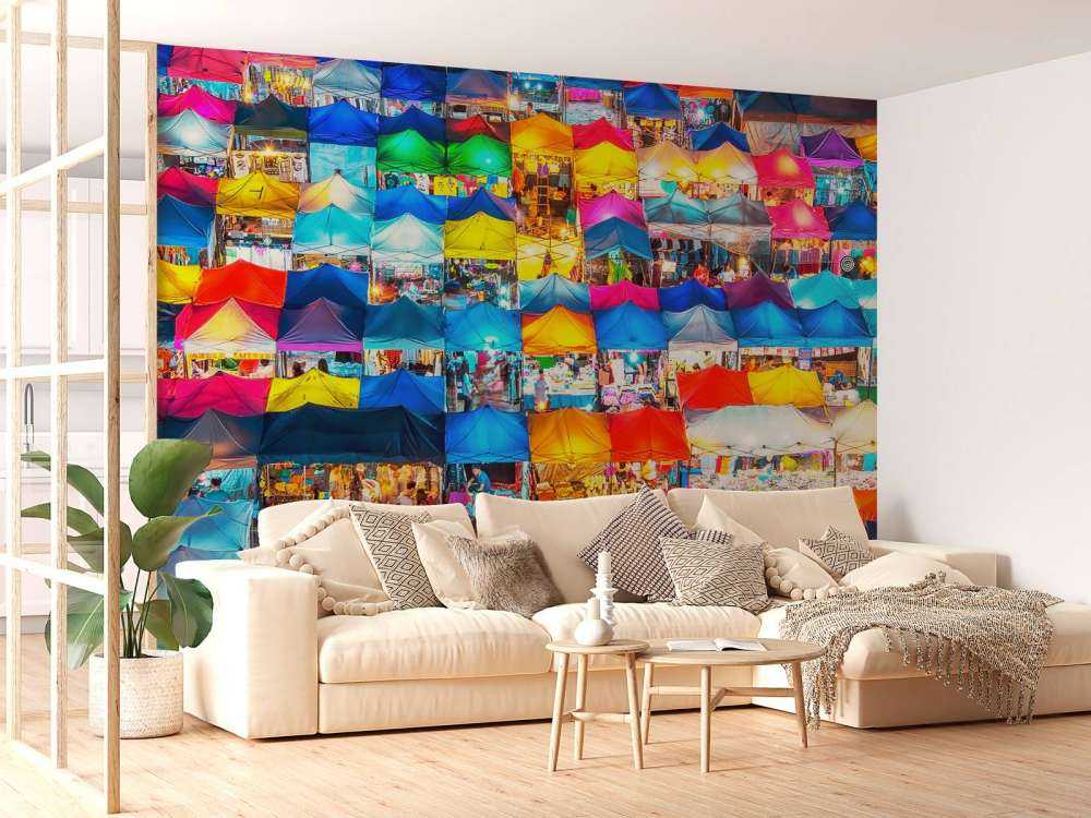 Capuchons colorés au marché nocturne