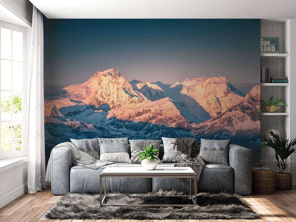 Lumière du matin sur les sommets enneigés.