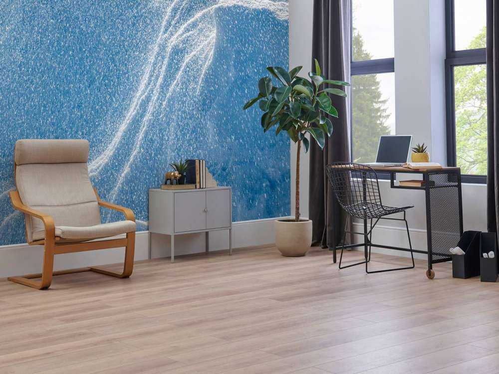 Tourbillonnant de neige sur un paysage bleu glacial